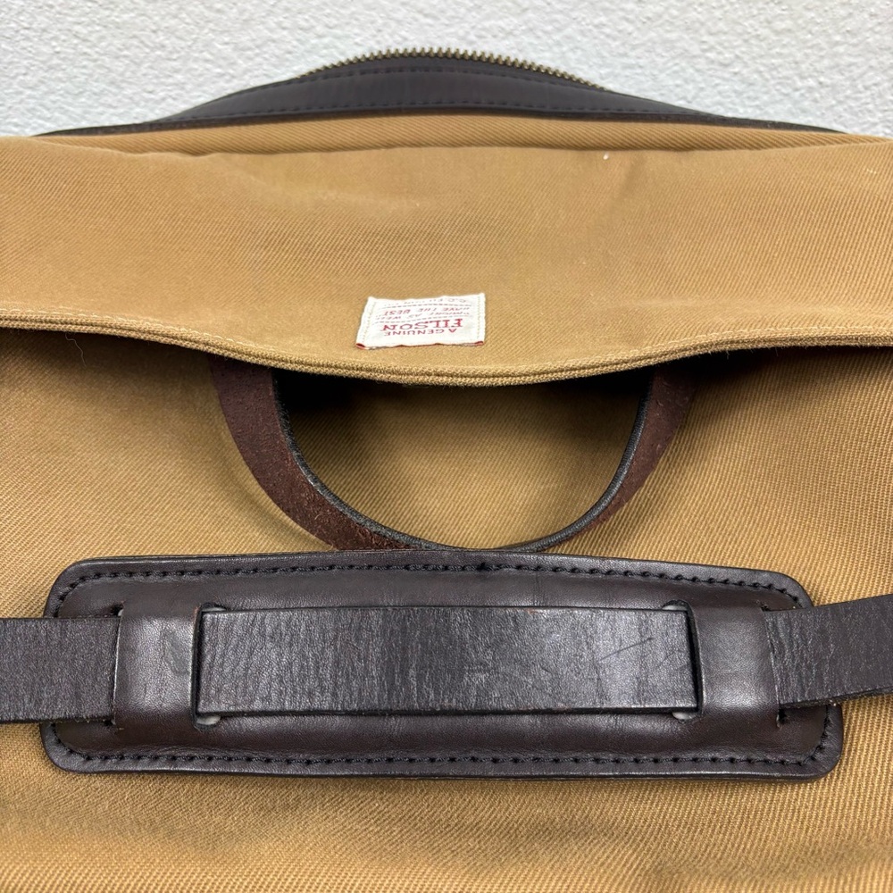 Filson Original Twill Briefcase
Discreet tag/ inside flap - Picture 9 of 14